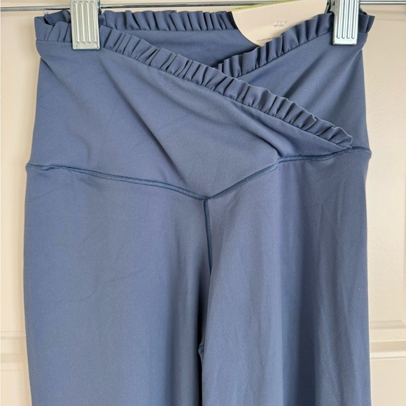 *NWT* OFFLINE Real Me Xtra High Waisted Crossover Ruffle Legging Size XS - Picture 3 of 9